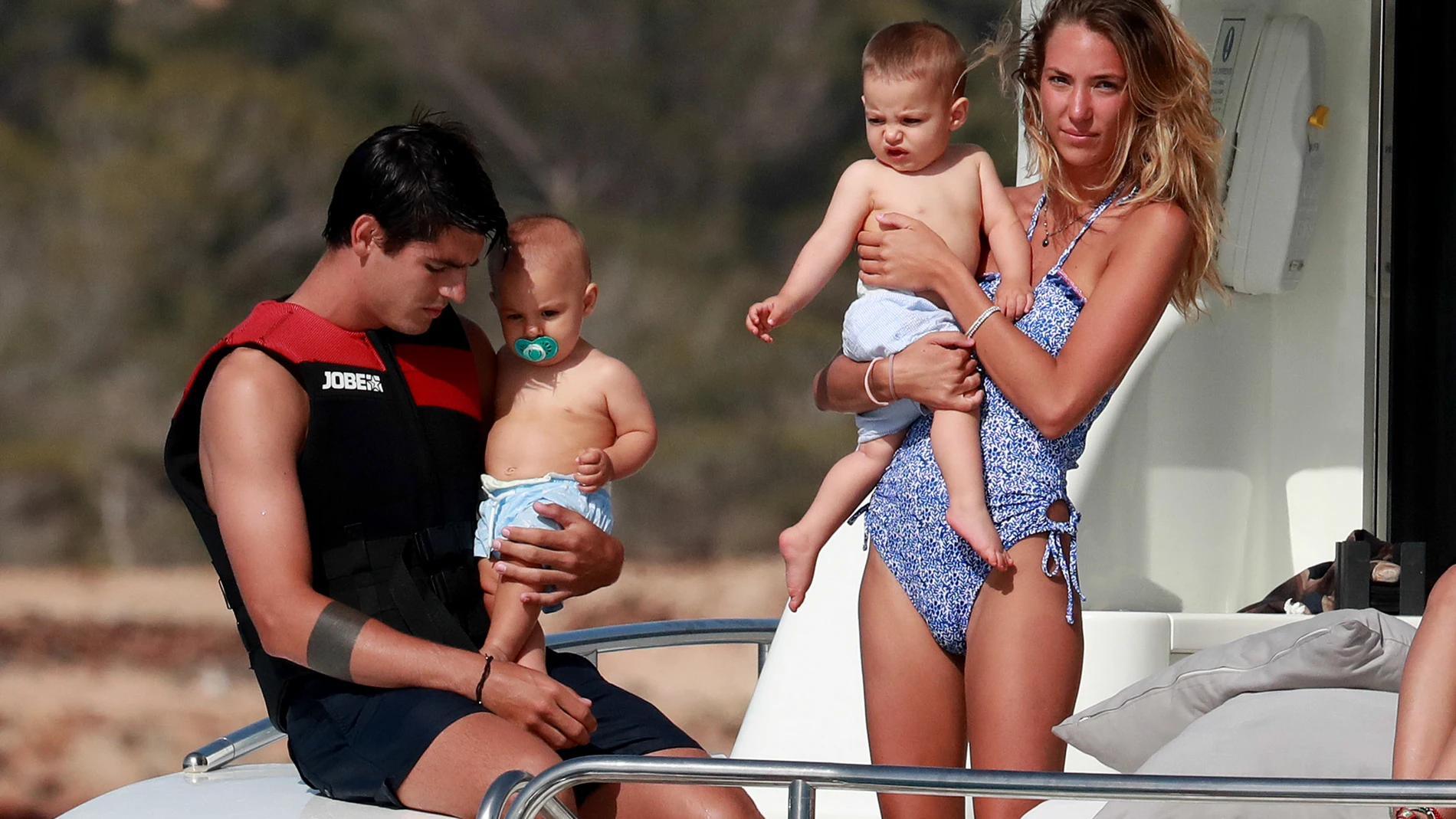 Álvaro Morata y su familia en Ibiza, días después de sufrir un asalto a punta de pistola en su casa de Madrid