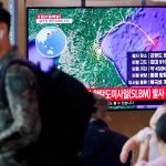 Un soldado surcoreano pasa frente a la noticia del misil norcoreano, en Seúl, Corea del Sur /REuters