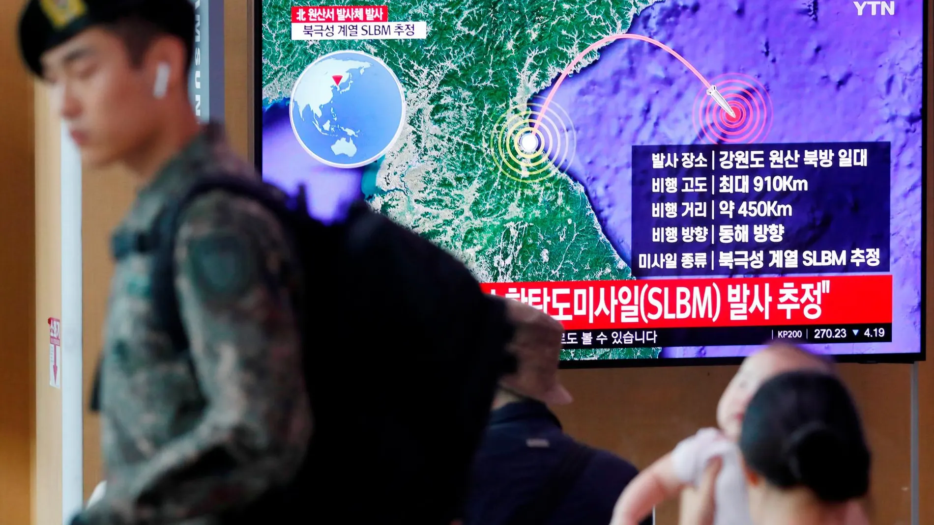 Un soldado surcoreano pasa frente a la noticia del misil norcoreano, en Seúl, Corea del Sur /REuters