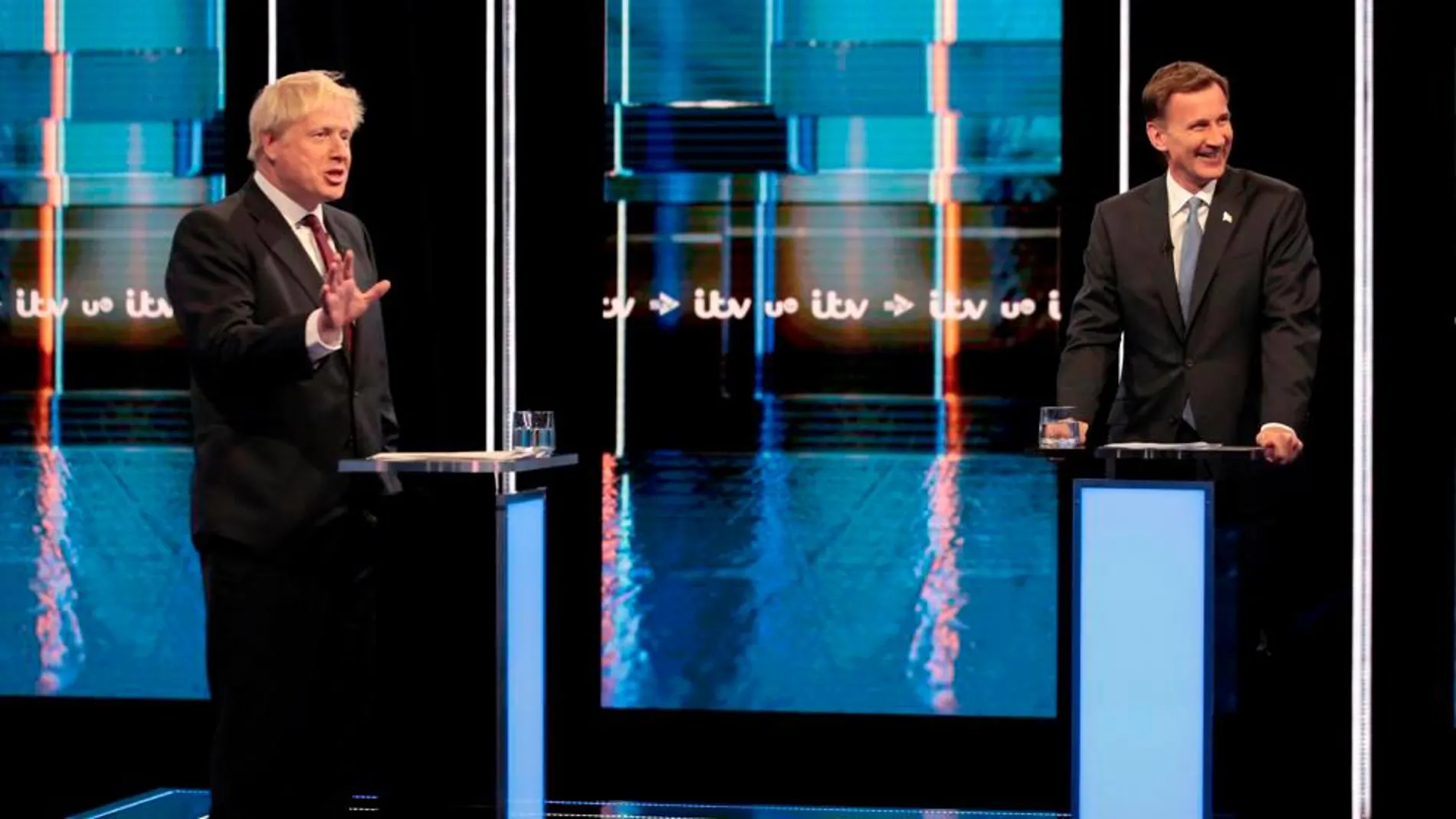 Jeremy Hunt y Boris Johnson, en el debate de este martes / Efe
