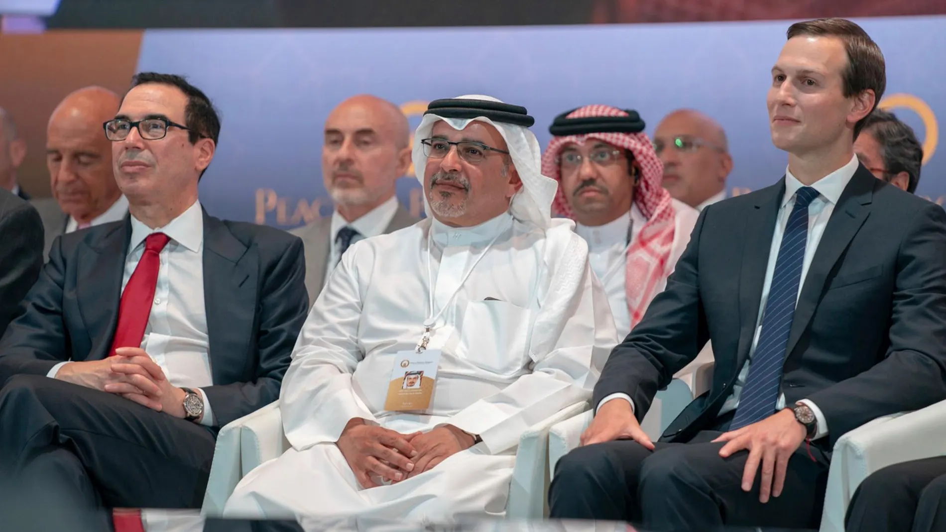 Steven Mnuchin (secretario del Tesoro de EEUU), Salman bin Hamad bin Isa Al Khalifa (príncipe heredero de Bahrein) y Jared Kushner (yerno y asesor principal de Donald Trump) / Ap