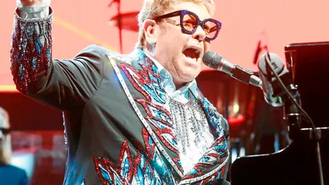 Elthon John, ayer durante su concierto en el Wizink Center de Madrid, por su gira «Farewell Yellow Brick Road». Foto: Luis Díaz