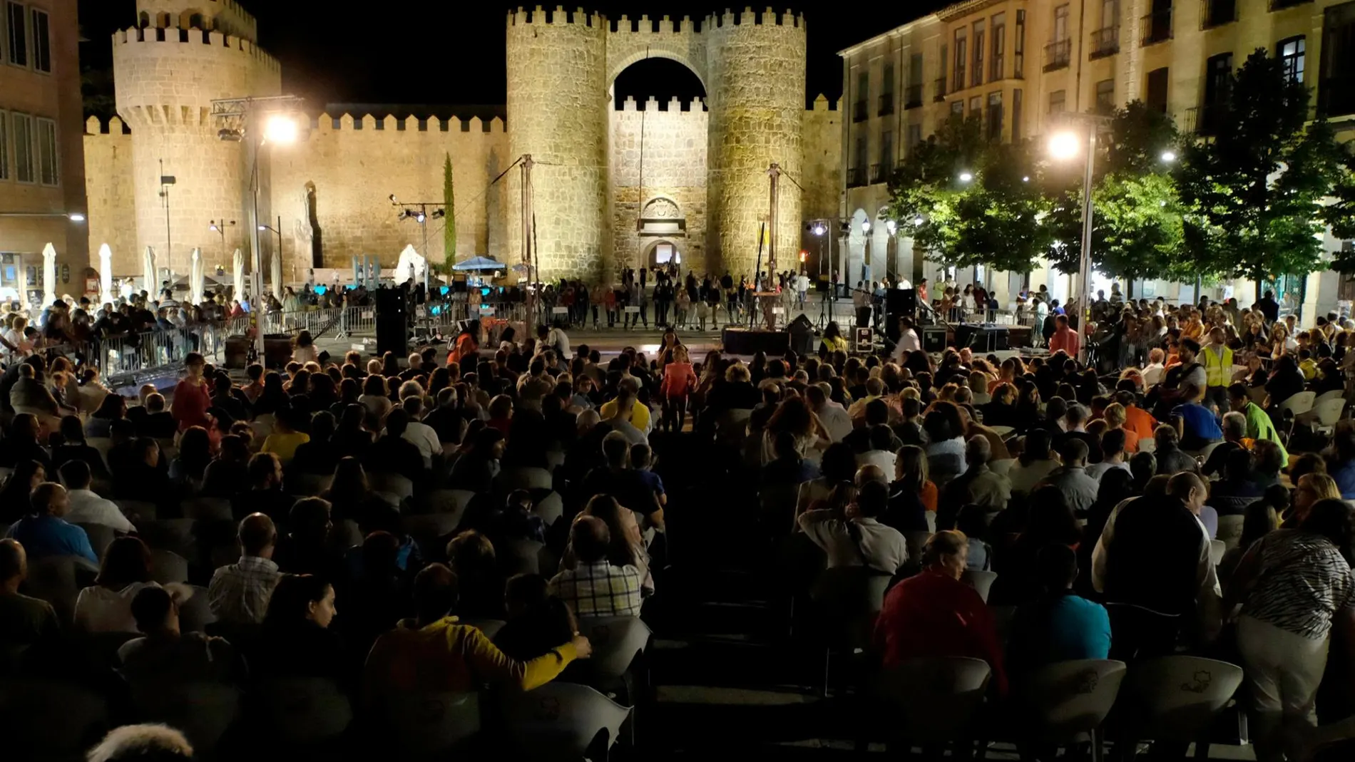 Los abulenses disfrutan de uno de los espectáculos de la programación al aire libre frente a las murallas