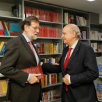 Mariano Rajoy junto a Jorge Fernández Díaz, en la presentación del libro de éste, "Cada día tiene su afán"/Foto: Jesús G. Feria