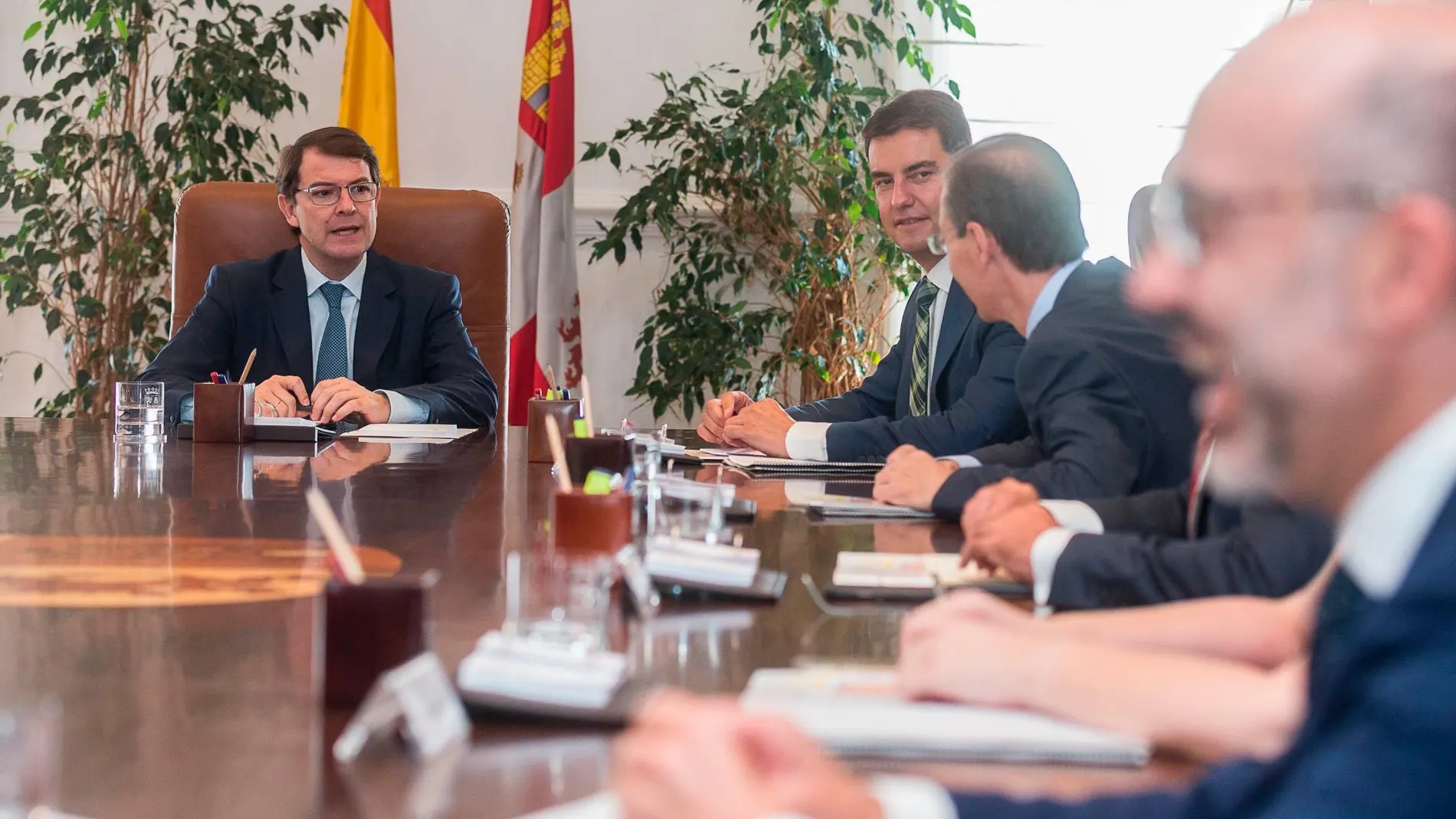 El presidente de la Junta, Alfonso Fernández Mañueco, preside la reunión semanal de cada jueves del Consejo de Gobierno