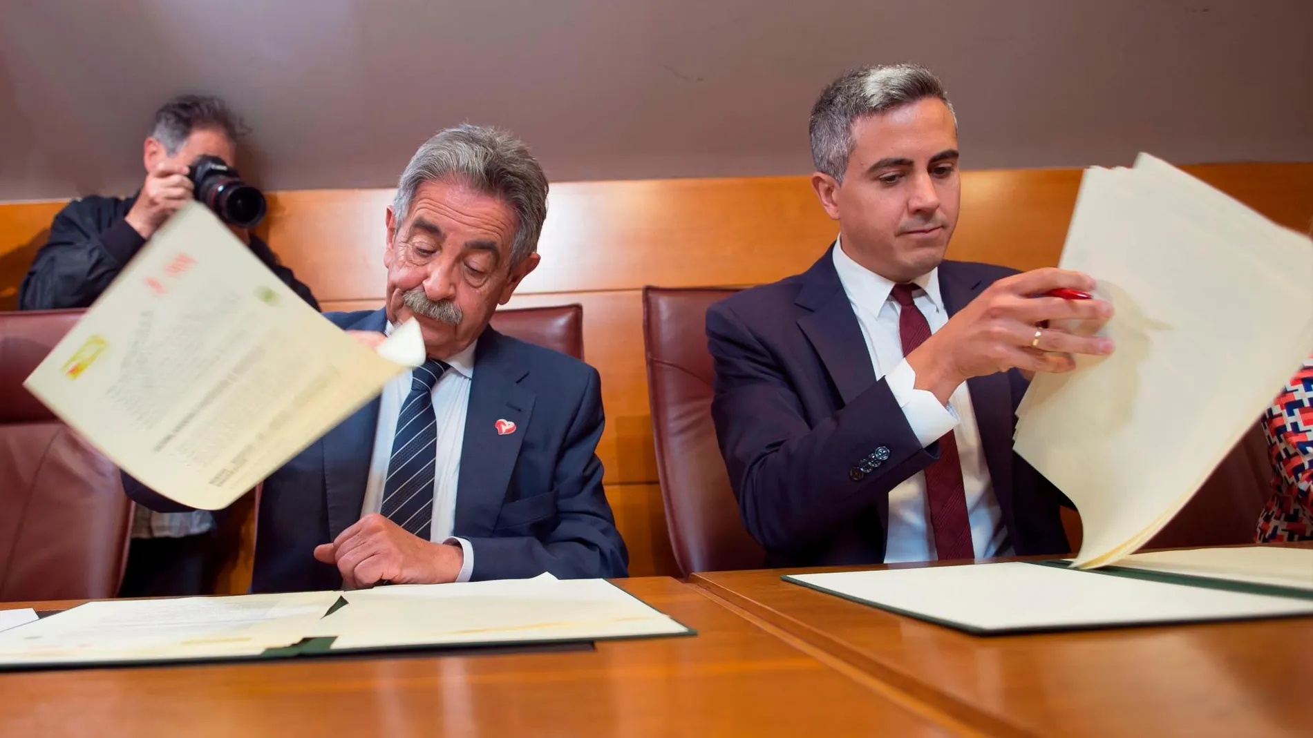El presidente del PRC, Miguel Ángel Revilla y el del PSOE, Pablo Zuloaga, firman el acuerdo/Efe
