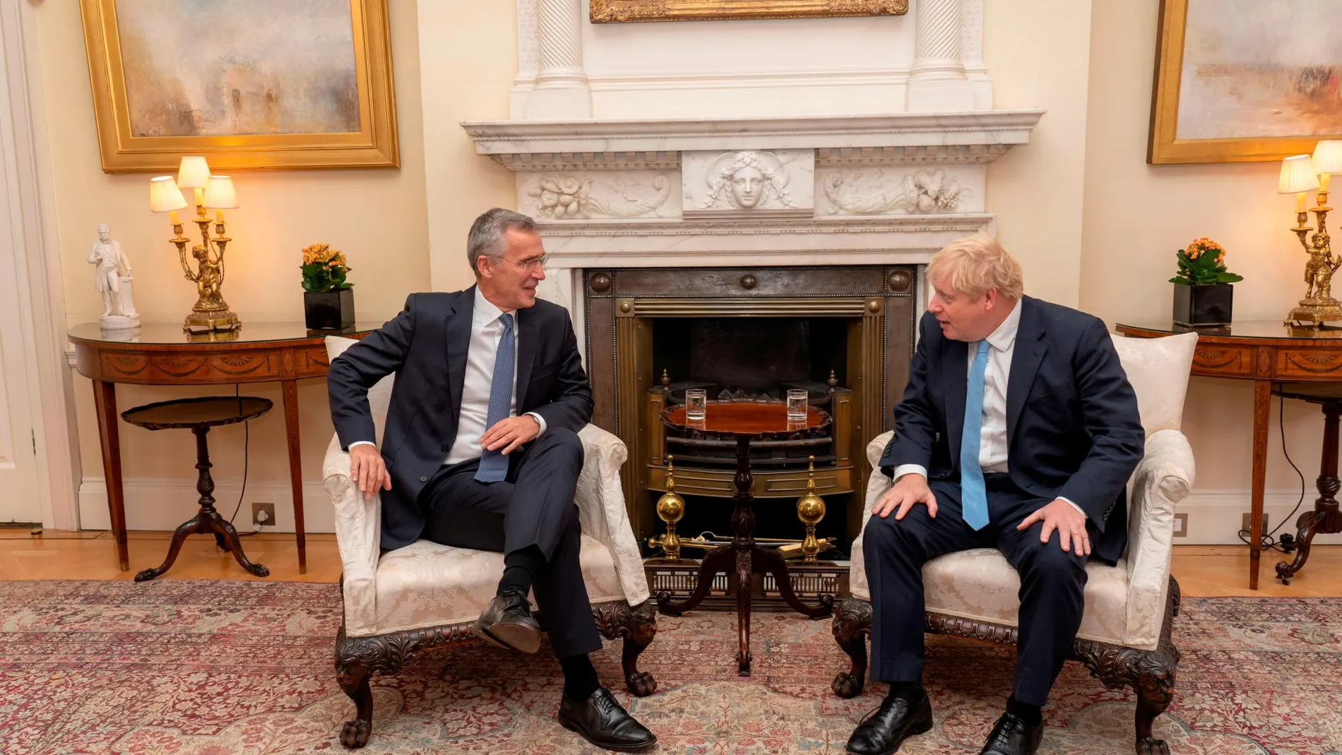 Jens Stoltenberg con Boris Johnson/Reuters