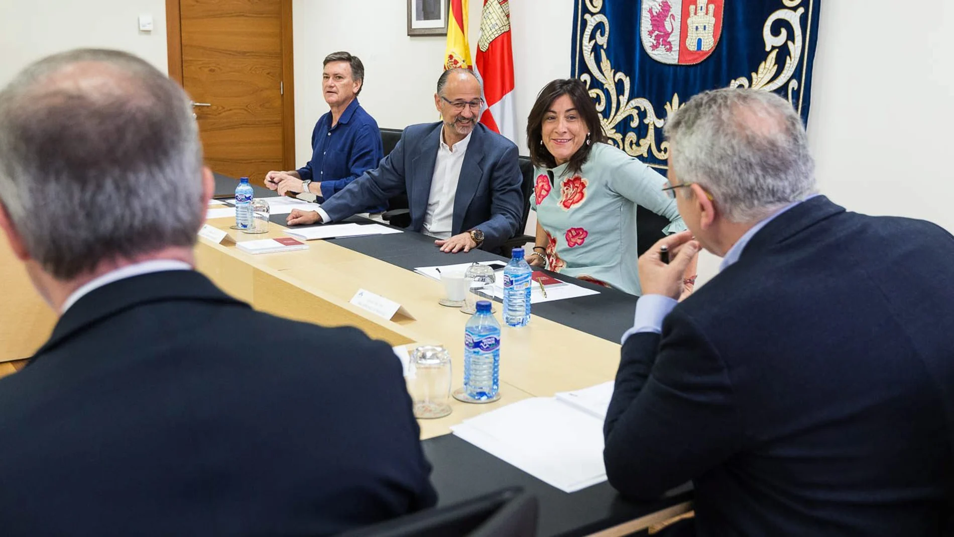 Primera reunión de la Mesa de las Cortes regionales, bajo la presidencia de Luis Fuentes