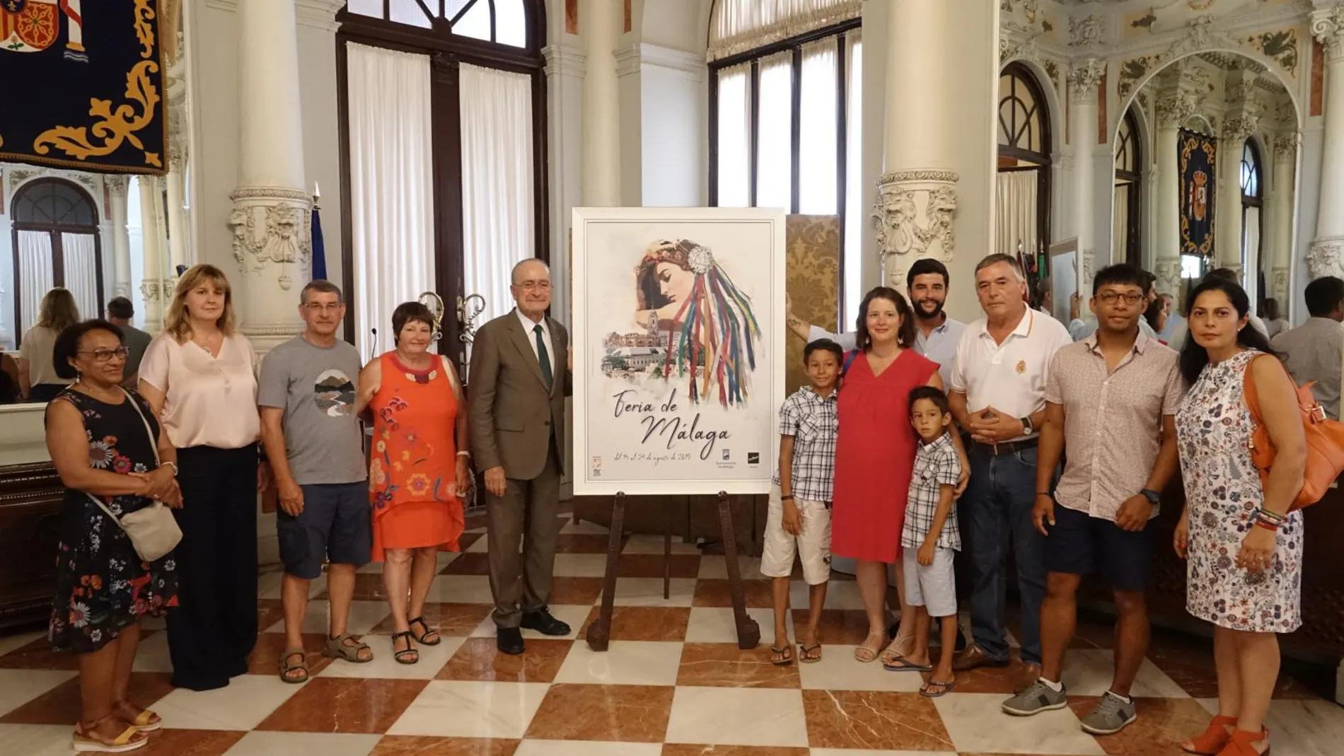 El alcalde de Málaga, Francisco de la Torre, acompañado por la concejala de Turismo y Promoción de la Ciudad, Rosa Sánchez, y los siete miembros de la familia francesa / La Razón