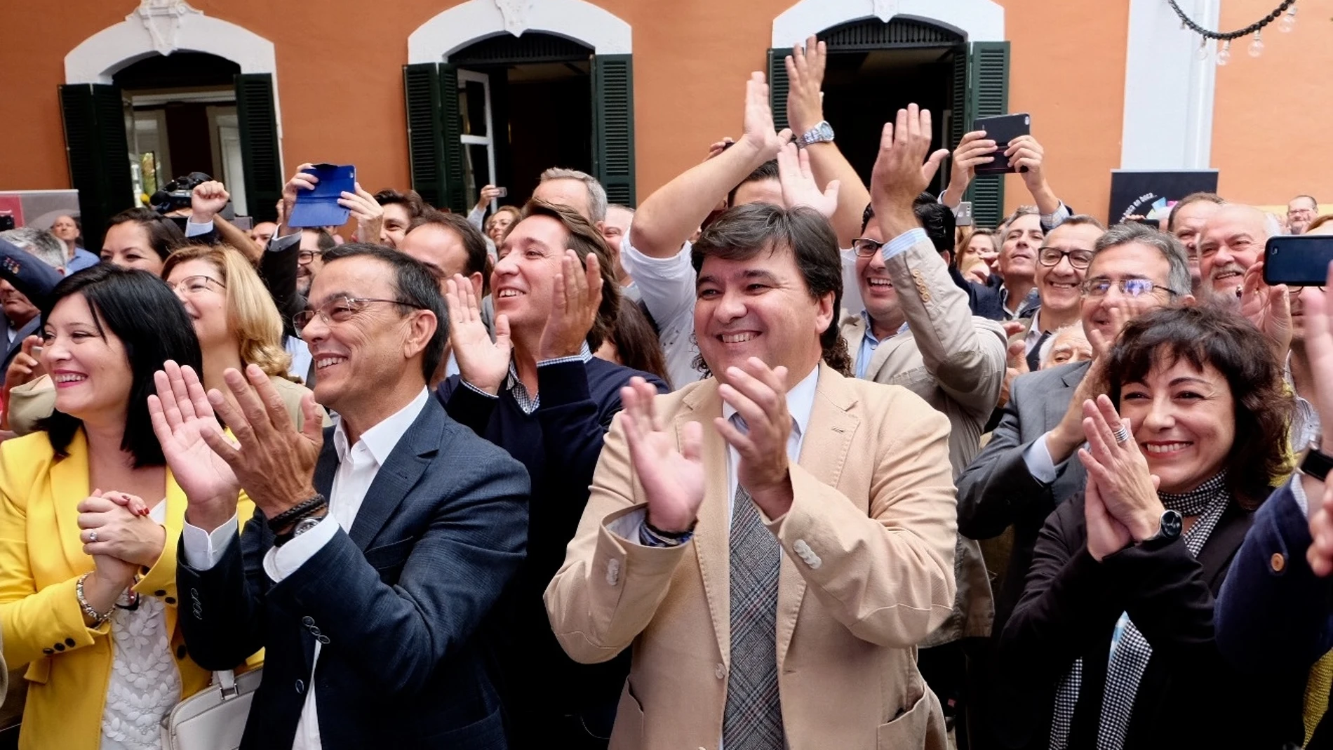 Ignacio Caraballo, a la izquierda en primer plano, junto al alcalde de Huelva, Gabriel Cruz / Foto: La Razón