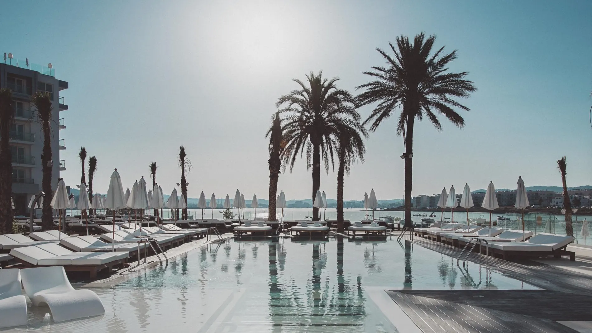 Vista del exterior de unos de los hoteles que se han beneficiado de la inversión realizada por CaixaBank, en Ibiza / La Razón