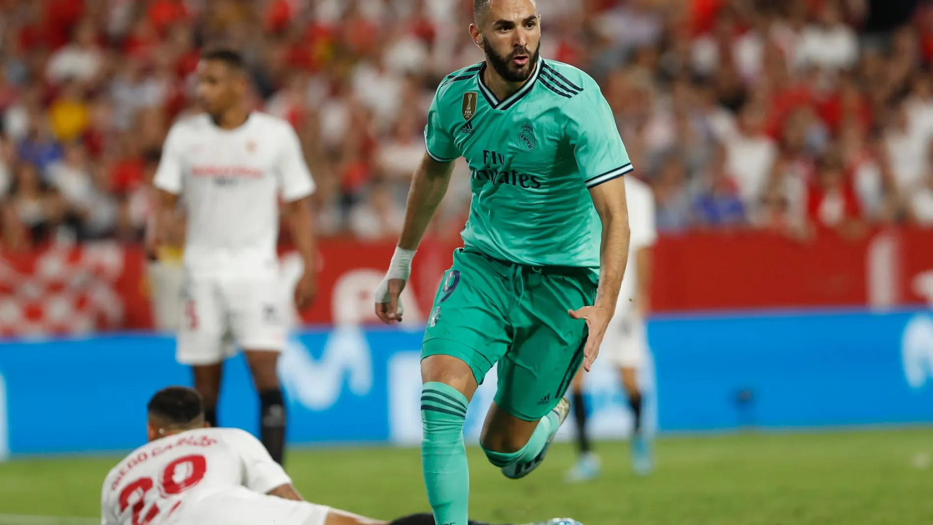 Karim Benzema celebrando su gol ante el Sevilla en el Pizjuán / Ap