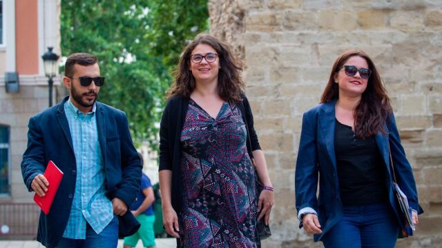 La diputada de UP por Podemos, Raquel Romero (c), acompañada por su equipo negociador, a su llegada a una reunión