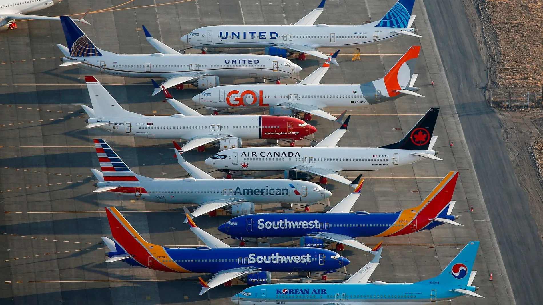 Varios aviones 737 Max parados en un aeropuerto