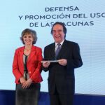 María Luisa Carcedo y el Doctor Amos García Rojas