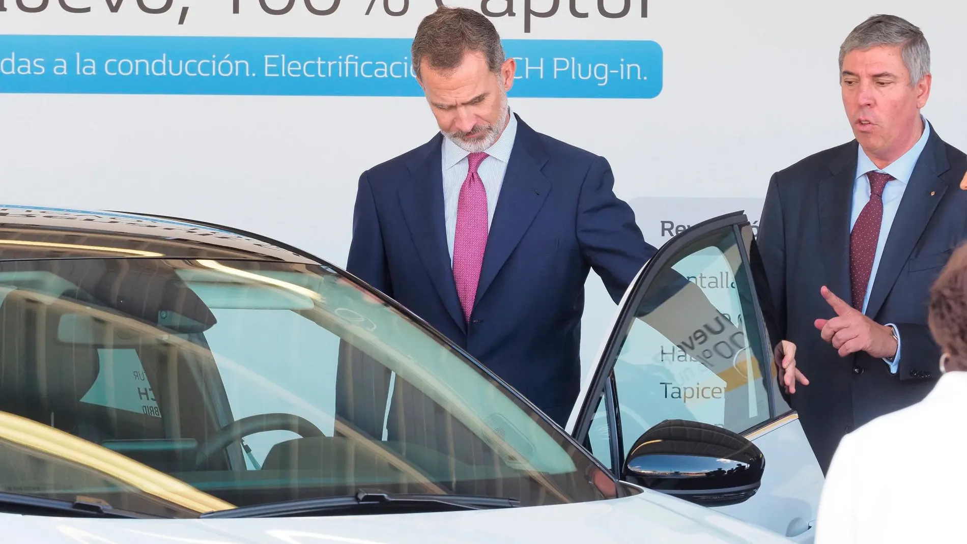 El Rey Felipe VI prueba el modelo de coche Renault Captur durante su visita a la fábrica de automóviles de la marca francesa en Valladolid