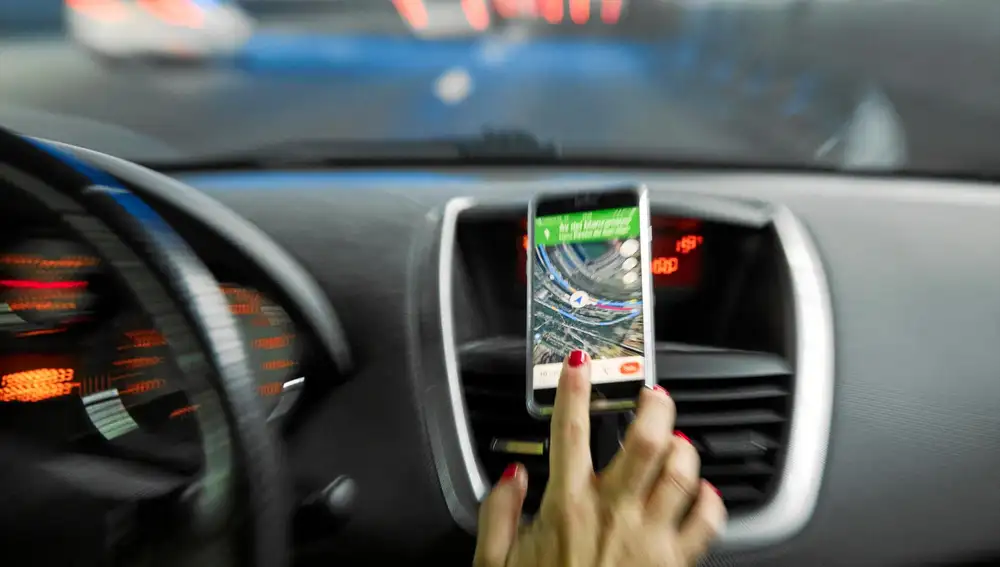 Usar el móvil al volante es una de las causas principales de mortalidad en la carretera