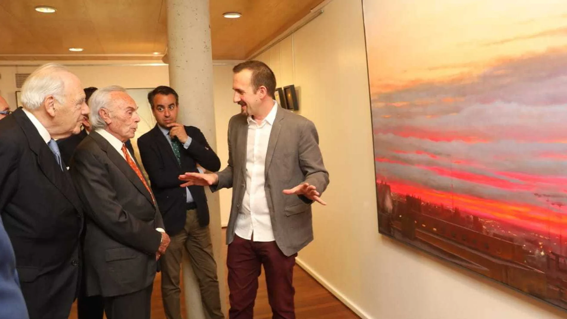 Don Carlos Zurita y Rafael Benjumea hablan con el pintor Giraldo