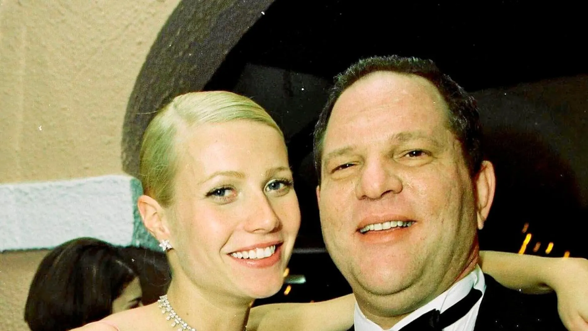 Gwyneth Paltrow y Harvey Weinstein, en la fiesta posterior a los Oscar de 1999 /Efe