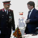 El presidente de la Generalitat de Cataluña Carles Puigdemont(d), junto al Major de los Mossos d'Esquadra Josep Lluis Trapero, en 2017. EFE/Toni Albir
