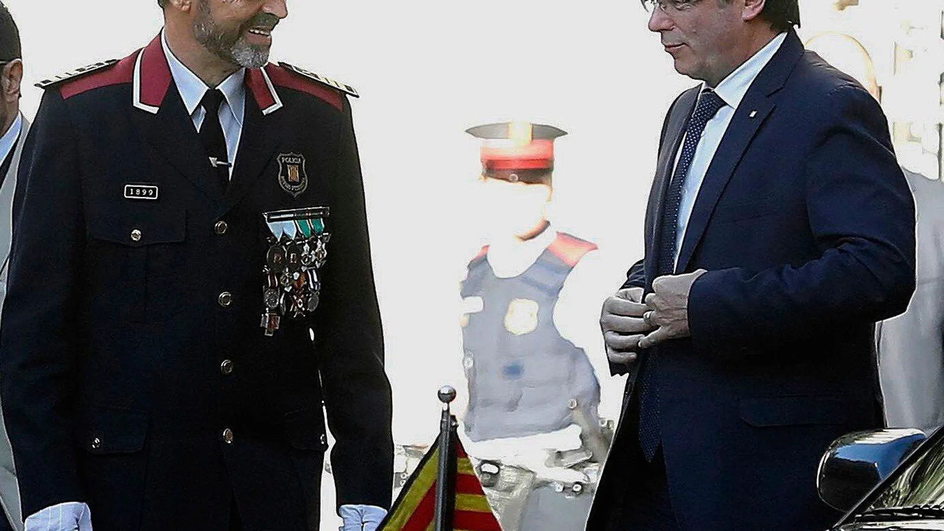 El presidente de la Generalitat de Cataluña Carles Puigdemont(d), junto al Major de los Mossos d'Esquadra Josep Lluis Trapero, en 2017. EFE/Toni Albir