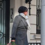 Ghislaine Maxwell saliendo de su casa de Manhattan