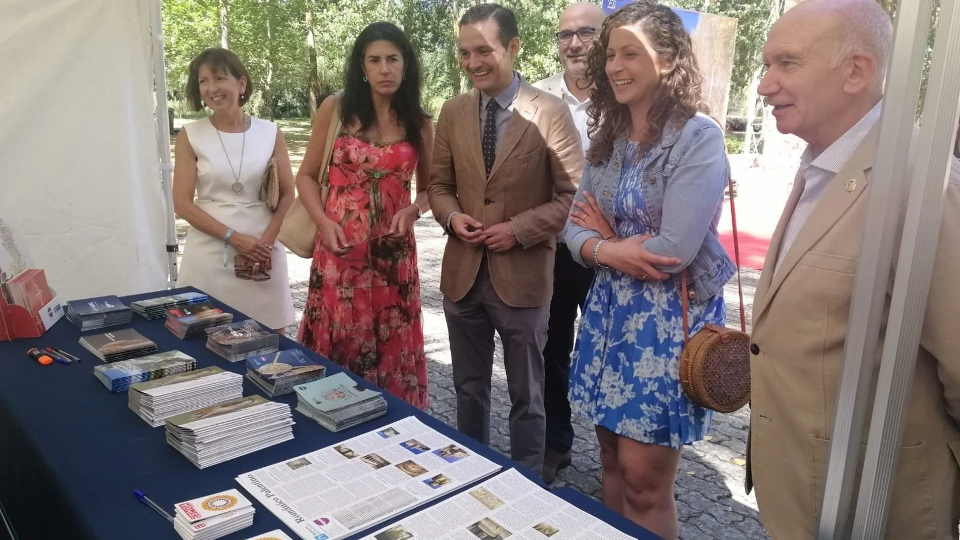 El viceconsejero de Cultura de la Junta, Raúl Fernández Sobrino, visita la feria junto a la diputada Carolina Valbuena