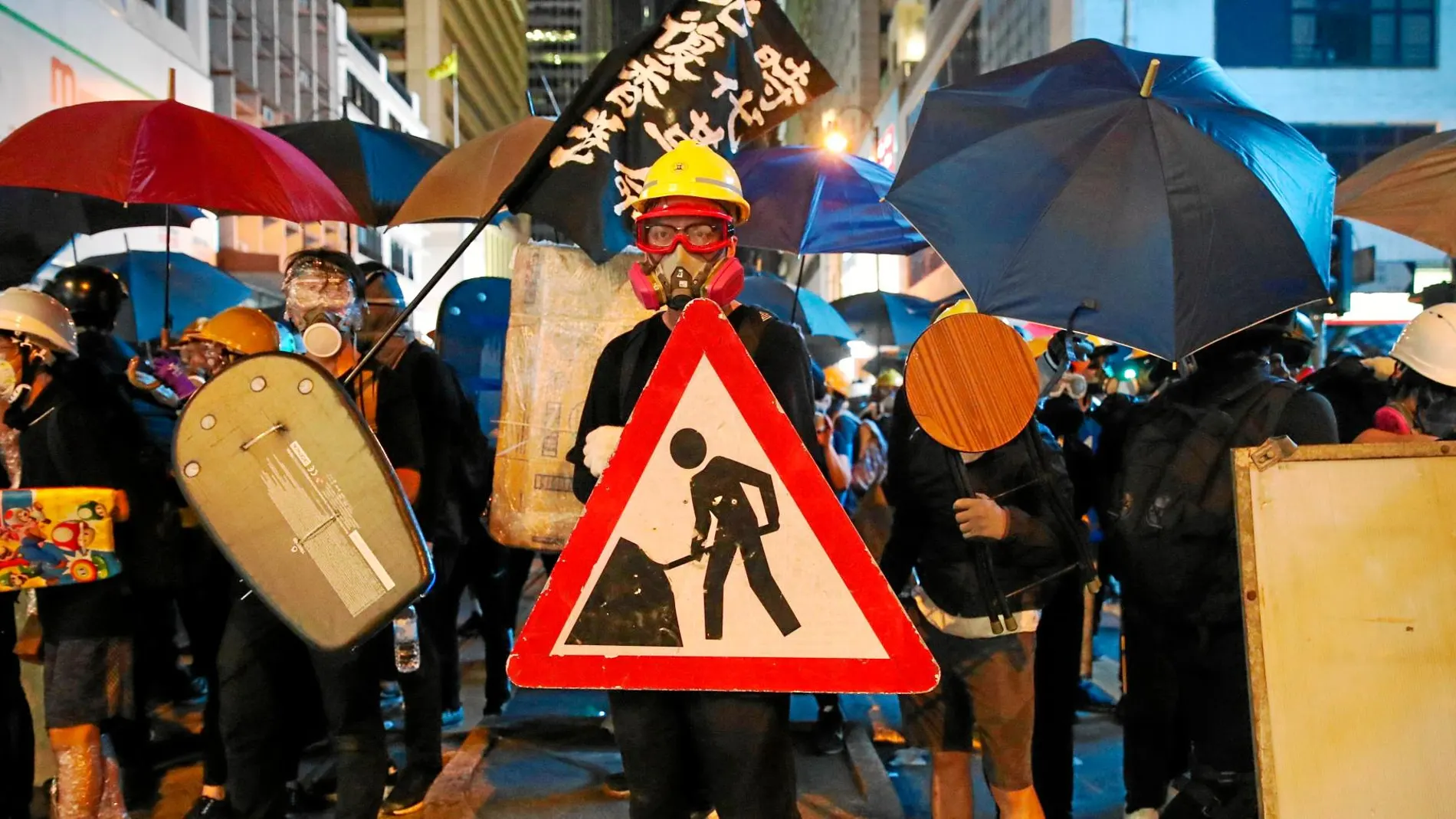 Manifestantes en las calles de Hong Kong, ayer, en una jornada con duros enfrentamientos con la Policía