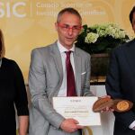 El rector de la Universidad de Salamanca, Ricardo Rivero, recoge la Medalla de Oro