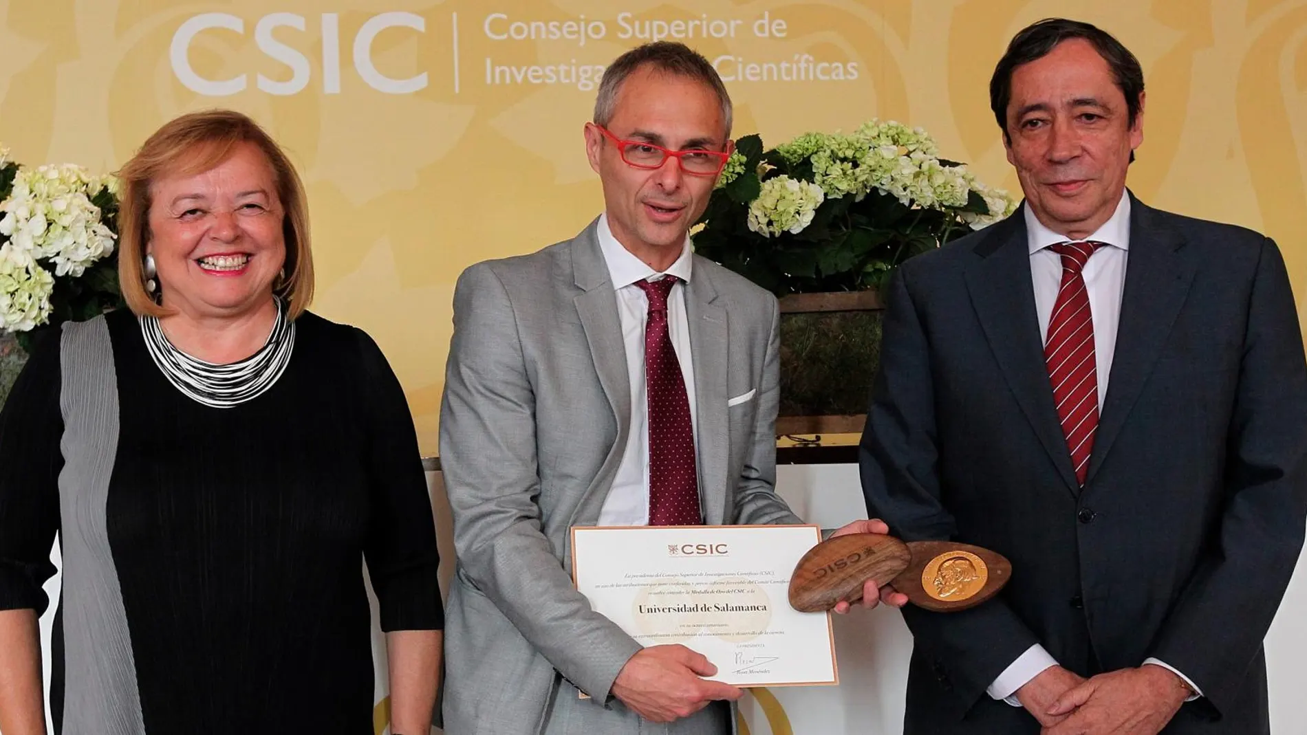 El rector de la Universidad de Salamanca, Ricardo Rivero, recoge la Medalla de Oro