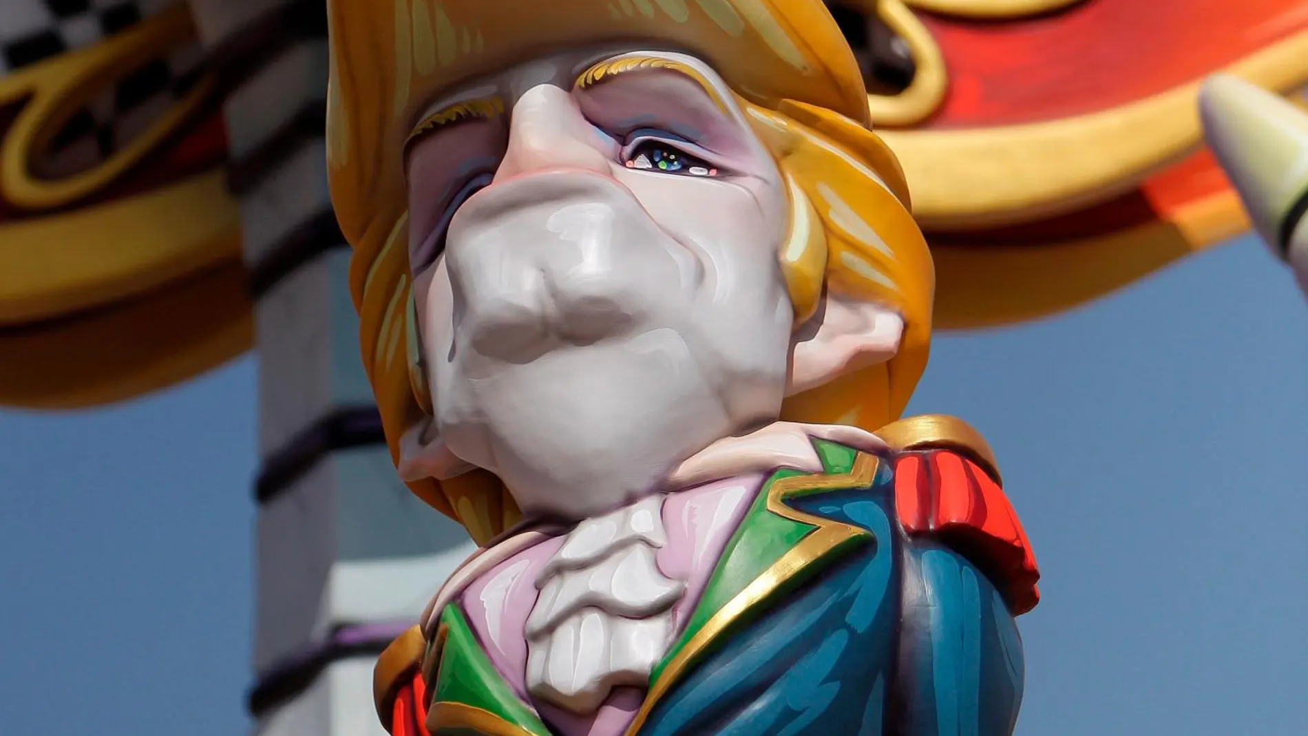 El «ninot» de Donald Trump vestido de Napoleón en la hoguera de San Blas.