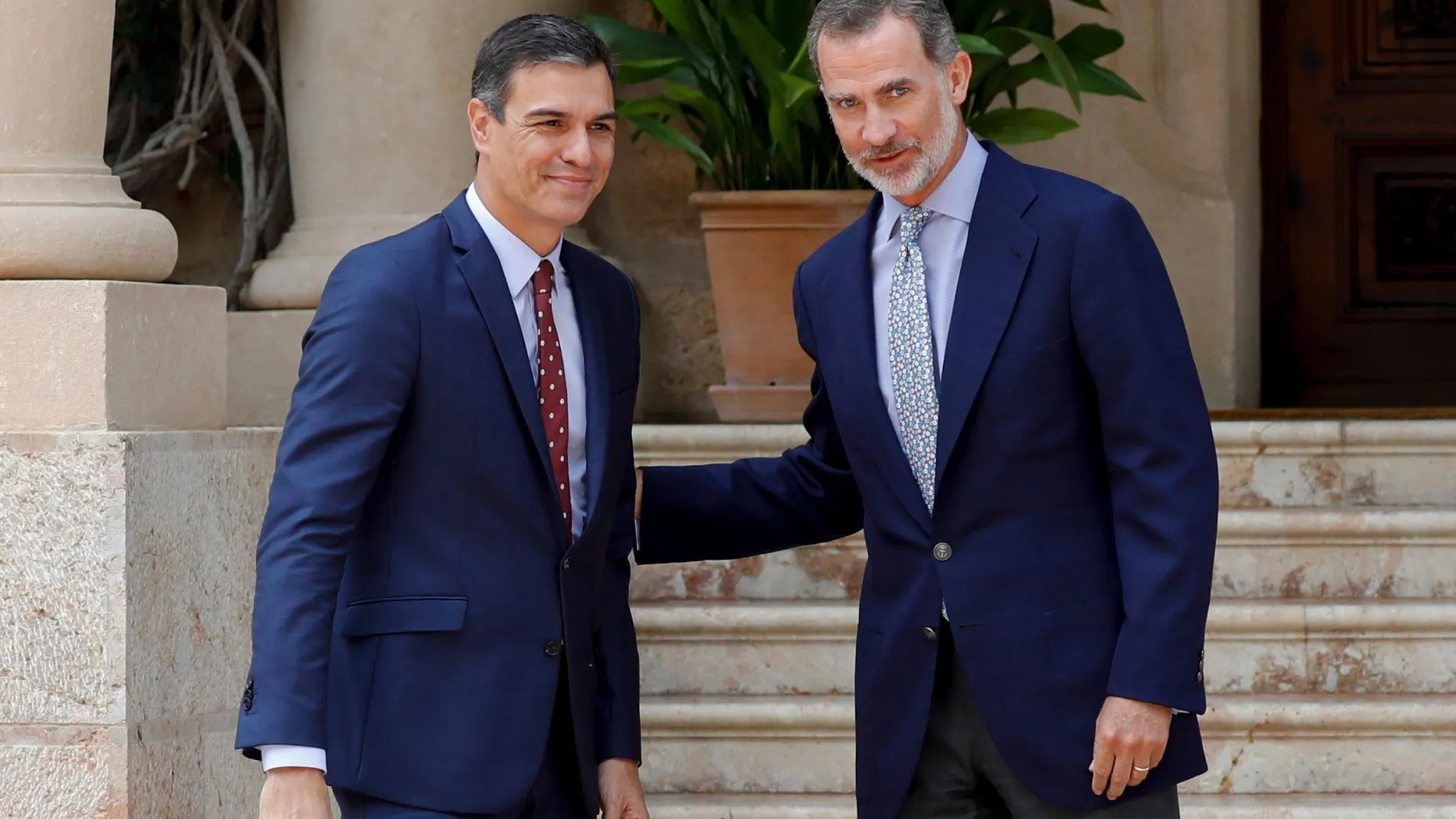 El Rey Felipe VI y el presidente del Gobierno en funciones, Pedro Sánchez, en la entrada del Palacio de Marivent donde han celebrado el tradicional despacho de verano/Efe