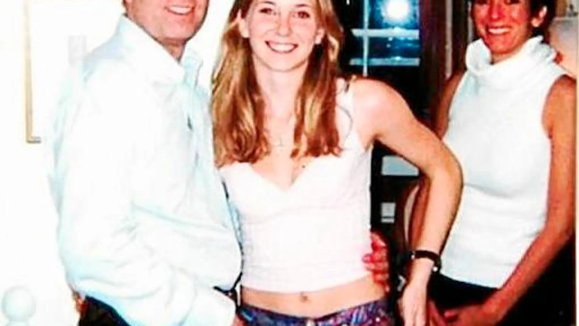 El príncipe Andrés junto a Virginia Roberts en 2001