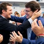 Pablo Casado saluda efusívamente al presidente de Castilla y León, Alfonso Fernández Mañueco, al inicio de la Junta Directiva del PP, en Madrid