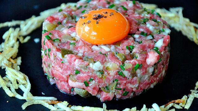 Tartar de carne con huevo