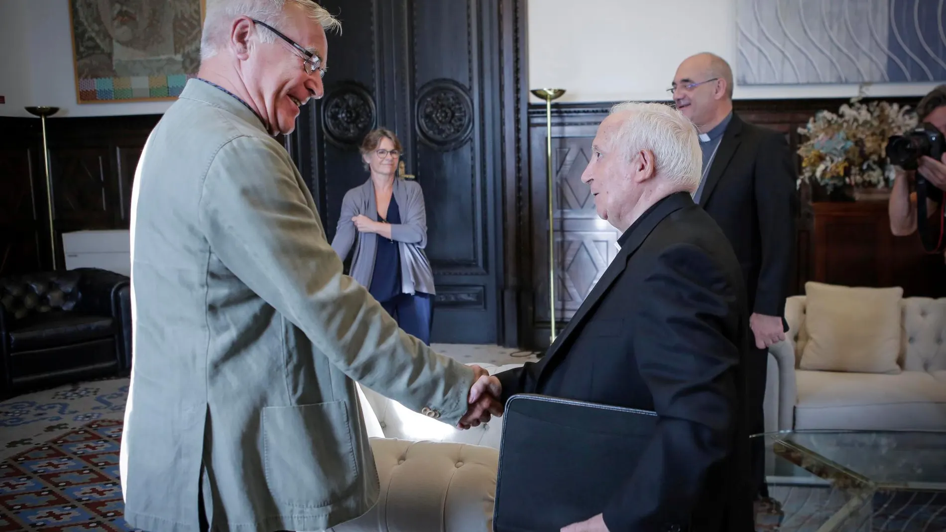 El alcalde de València, Joan Ribó ha recibido hoy en el Ayuntamiento al arzobispo de València, Antonio Cañizares, en un encuentro de carácter protocolario tras la toma de posesión del nuevo gobierno municipal el pasado mes de junio