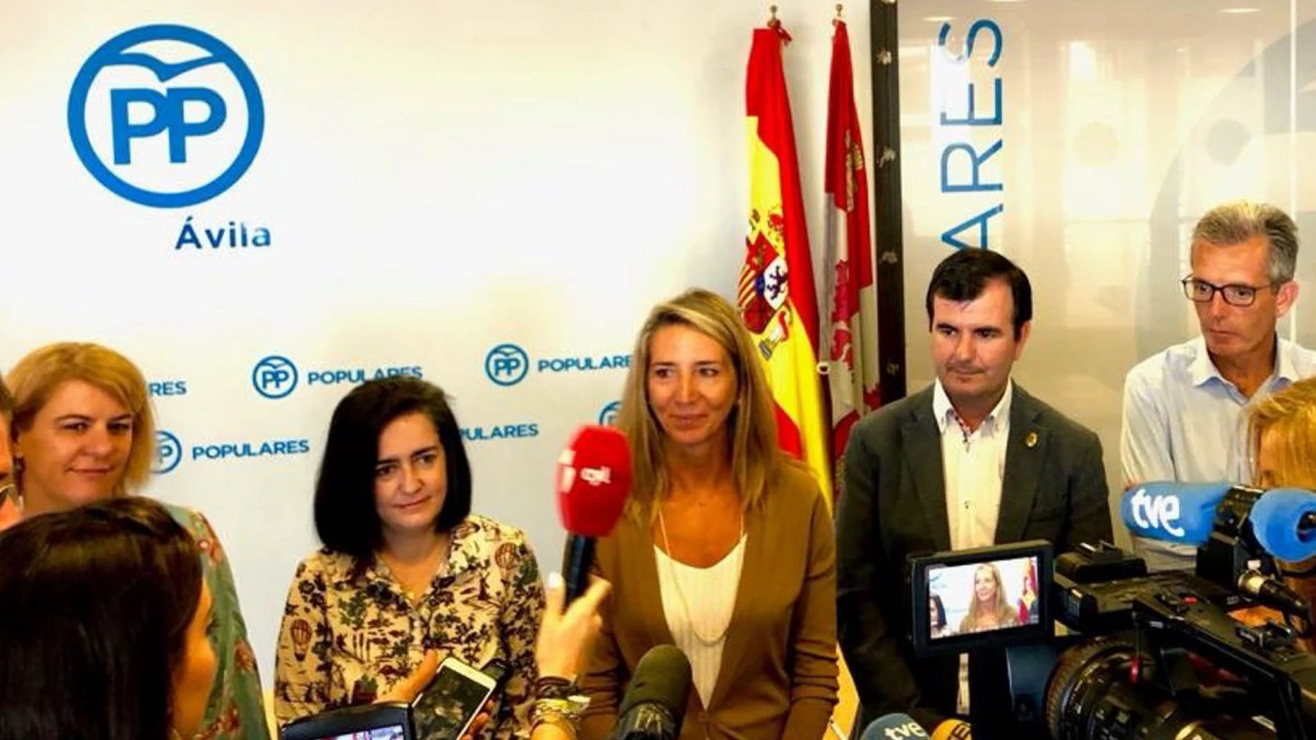 La diputada Alicia García en su encuentro con miembros de la Plataforma del Abono E