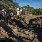 El arqueólogo Manuel Silvestre detalla al delegado del Área, Borja Carabante, los restos encontrados