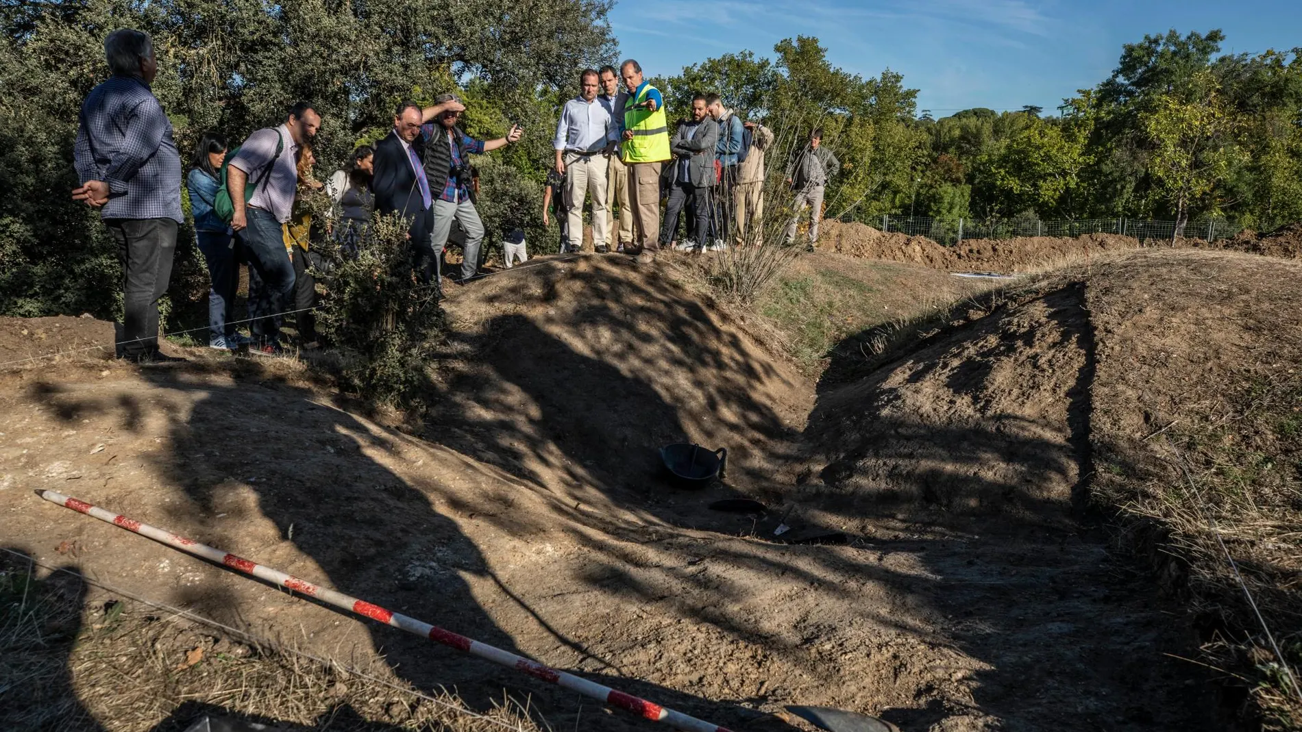 El arqueólogo Manuel Silvestre detalla al delegado del Área, Borja Carabante, los restos encontrados