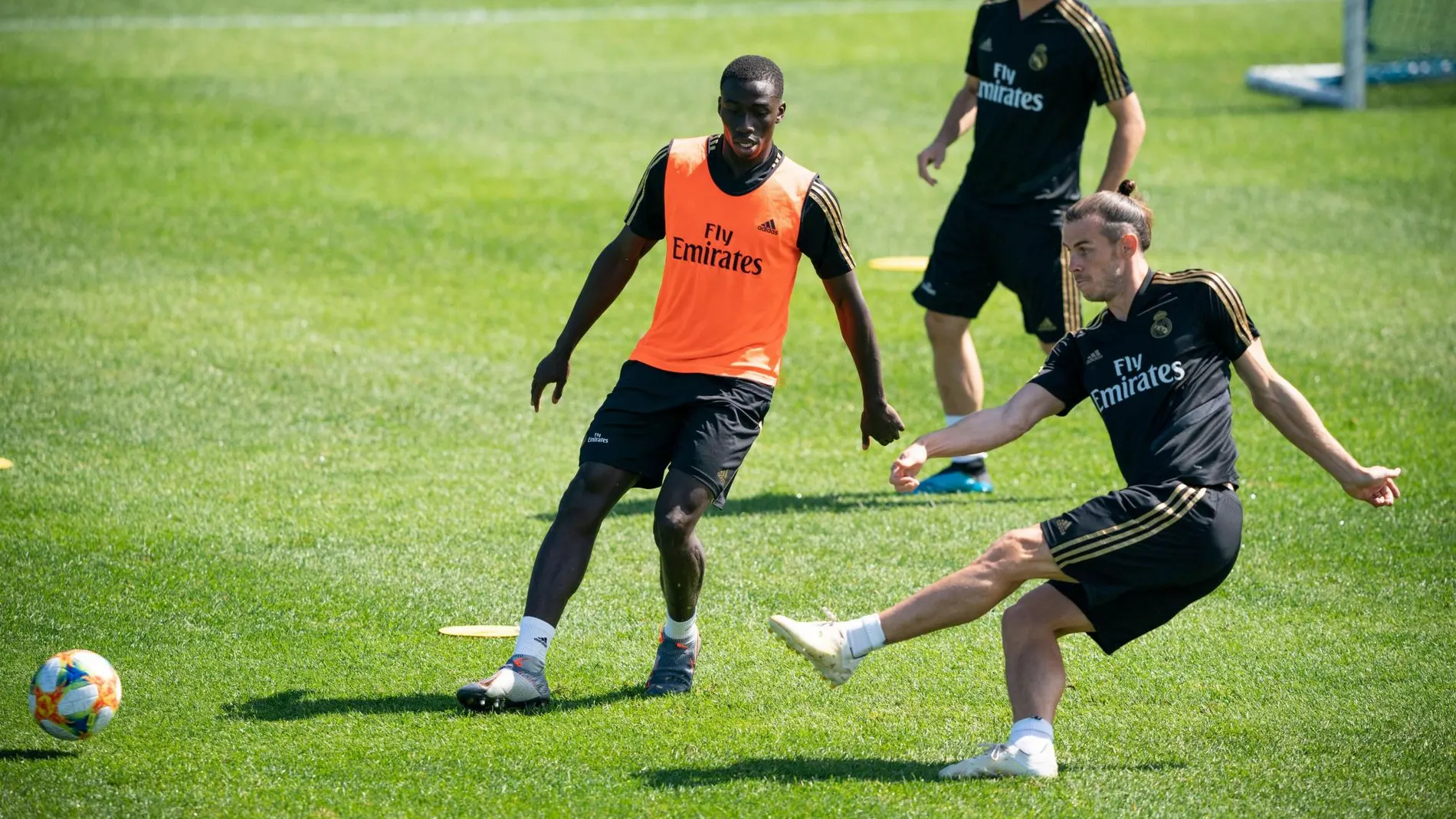 Gareth Bale dispara a puerta en un entrenamiento
