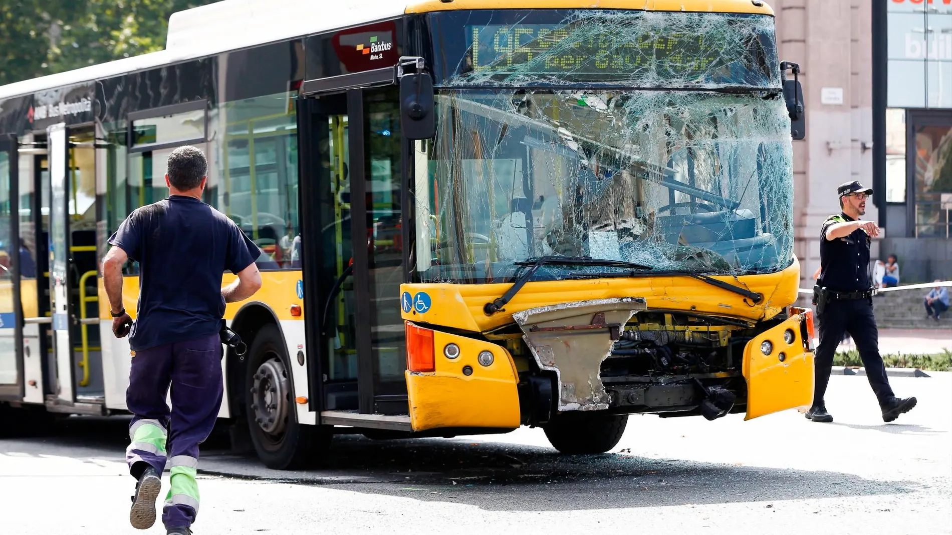 Uno de los dos autobuses implicado en el accidente con la motocicleta en la plaza de España de Barcelona