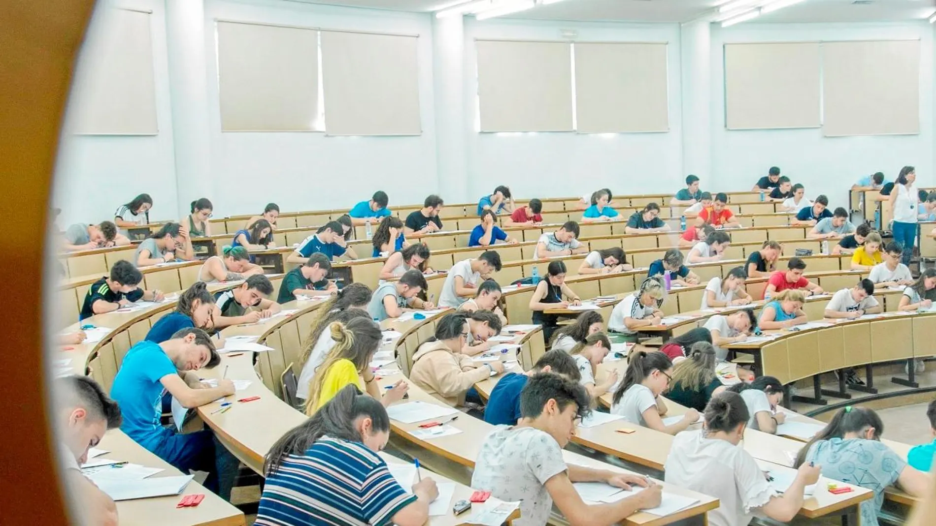 Jóvenes universitarios durante un examen