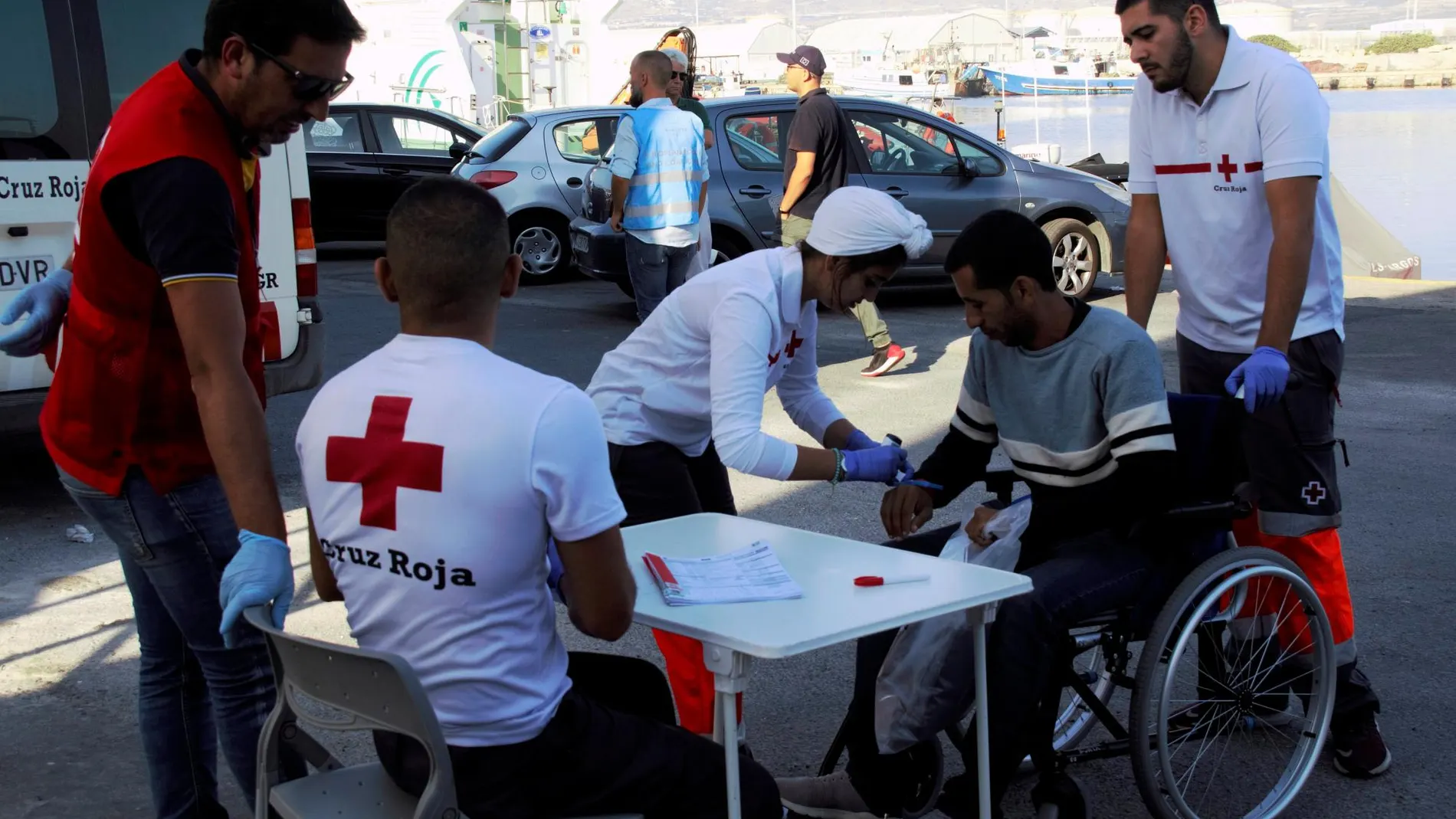 Llegada al puerto de Motril de 18 personas de origen magrebí rescatadas por Salvamento Marítimo en las cercanías de la isla de Alborán/Efe