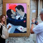El artista urbano TVBoy plasmó en una pared del centro de Barcelona su última obra, que muestra al presidente en funciones socialista, Pedro Sánchez, y al líder de Unidas Podemos, Pablo Iglesias, fundiéndose en un beso