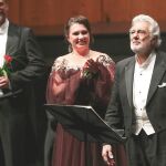 Plácido Domingo, con un ramo de flores en la mano, agradece al público los aplausos, ayer en su reaparición en el Festival de Salzburgo/Efe