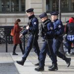 Un grupo de agentes patrulla cerca del edificio de la Prefectura de Policía de París