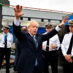 Boris Johnson en una visita a la base naval de Clyde en Faslane en Escocia/Reuters