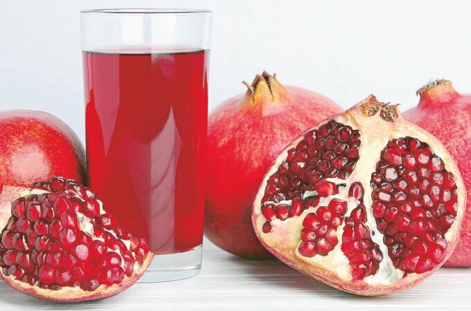 El zumo de granada rico en vitamina K, que ayuda a la coagulación de la sangre, la salud del corazón y el desarrollo de los huesos.
