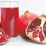 El zumo de granada rico en vitamina K, que ayuda a la coagulación de la sangre, la salud del corazón y el desarrollo de los huesos.