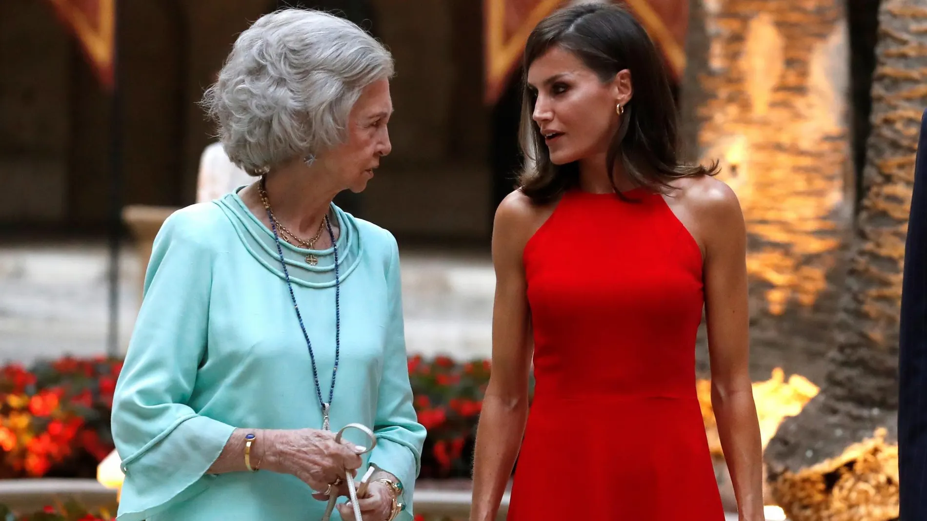 La Reina Letizia vuelve a triunfar con este sencillo vestido rojo